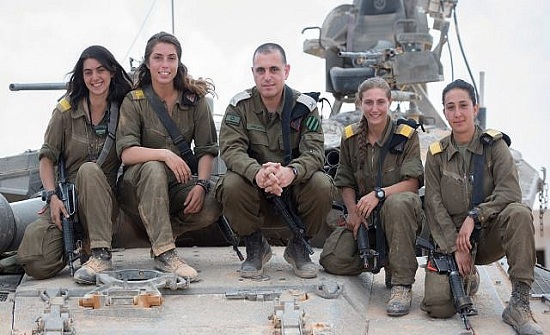 لأول مرة.. مجندات إسرائيليات في منصب قائدة دبابة