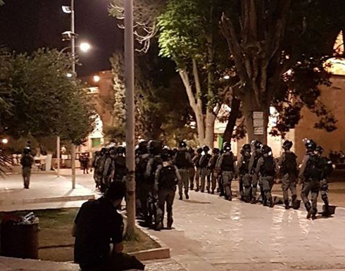 الاحتلال يقتحم المسجد الاقصى لاخراج المعتكفين (شاهد)