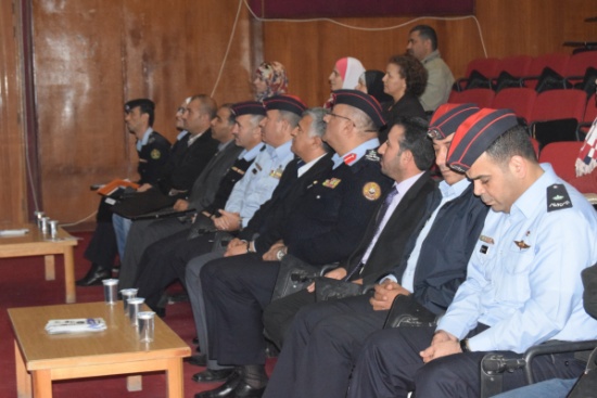 الأمن العام والجامعة الهاشمية يحذران الطلبة من مخاطر الجرائم الإلكترونية