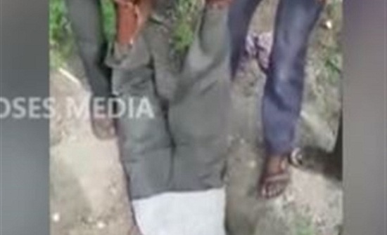 رجل يجازف بنفسه لإنقاذ معزة من حفرة مميتة.. فيديو