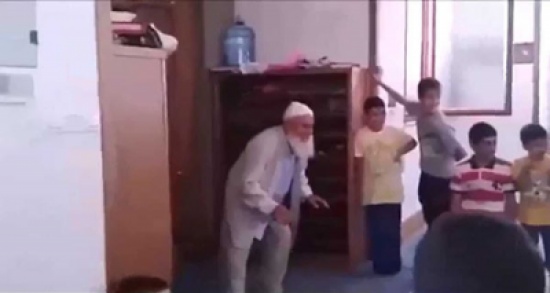 فيديو: إمام جامع يلعب كرة القدم لتحبيب الأطفال بالمسجد فيديو: إمام جامع يلعب كرة القدم لتحبيب الأطفال بالمسجد