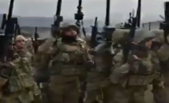 فيديو : شاهد هتافات الجنود الاتراك ومقاتلين سوريين على الحدود التركية