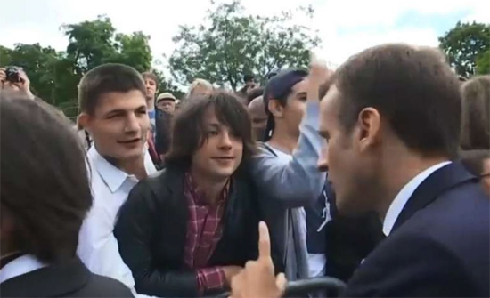 بالفيديو: ماكرون يوبِّخ مراهقاً حدَّثه بعفوية: "خاطبني سيّدي الرئيس"!