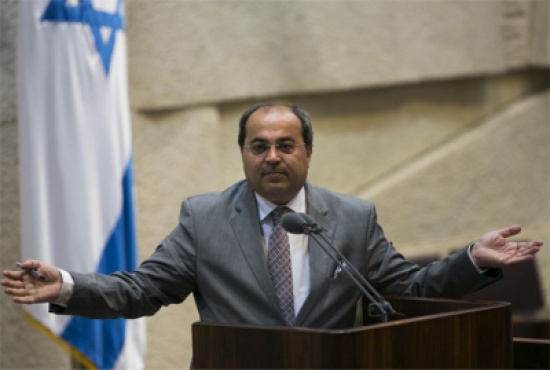 الطيبي يلجم الإذاعة العبرية التي حاولت إحراجه حول المظاهرت ( نص اللقاء )