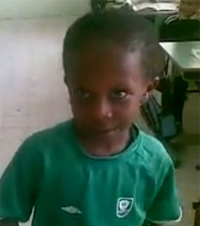 معلم يعنف طالب ابتدائي بألفاظ نابية وهو يقرأ القرآن