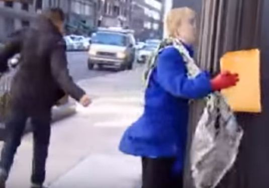 شاهد.. مذيع ينقذ مسنة كادت أن تقذفها الرياح العاتية