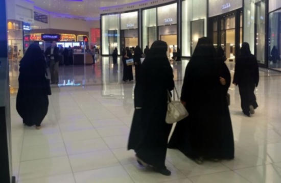 ضبط شابين سعوديين تنكرا بزي نسائي في مركز تجاري (صور) ضبط شابين سعوديين تنكرا بزي نسائي في مركز تجاري (صور)