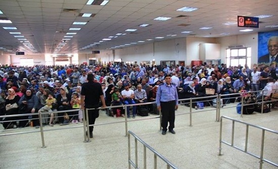 اسرائيل تمنع 12 فلسطينياً من السفر عبر الأردن اسرائيل تمنع 12 فلسطينياً من السفر عبر الأردن