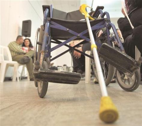 "تمكين الأسرة" تتبرع بـ 30 كرسياً متحركاً