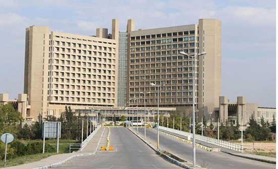 اختتمت بمستشفى الملك المؤسس عبد الله الجامعي مساء اليوم الجمعة، ورشة تدريبية لأطباء قسم الباطني والطوارئ، هدفت إلى تطوير مهارات استخدام أجهزة الالتراساوند وصولاً إلى سرعة تشخيص الحالات الحرجة والطارئة. كما هدفت الدورة التي نظمتها الدائرة الطبية في المستشفى، بالتعاون مع عمادة كلية الطب بجامعة العلوم والتكنولوجيا، إلى تقديم محاضرات علمية لتعزيز وتطوير مهارات العمل السريري للكوادر الصحية التي تعمل في أقسام العناية الحثيثة والطوارئ. وبحسب بيان للمستشفى مساء اليوم، شارك في الدورة التي استمرت يومين بو اختتمت بمستشفى الملك المؤسس عبد الله الجامعي مساء اليوم الجمعة، ورشة تدريبية لأطباء قسم الباطني والطوارئ، هدفت إلى تطوير مهارات استخدام أجهزة الالتراساوند وصولاً إلى سرعة تشخيص الحالات الحرجة والطارئة. كما هدفت الدورة التي نظمتها الدائرة الطبية في المستشفى، بالتعاون مع عمادة كلية الطب بجامعة العلوم والتكنولوجيا، إلى تقديم محاضرات علمية لتعزيز وتطوير مهارات العمل السريري للكوادر الصحية التي تعمل في أقسام العناية الحثيثة والطوارئ. وبحسب بيان للمستشفى مساء اليوم، شارك في الدورة التي استمرت يومين بو