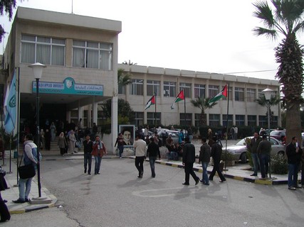 كلية الحصن الجامعية تحتفي بطلبتها الخريجين