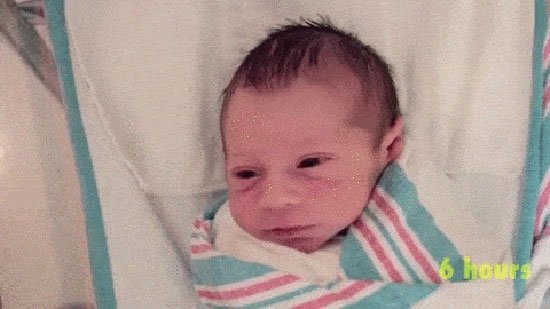 والدان يرصدان مراحل نمو طفلهما منذ ميلاده حتى عامه الأول