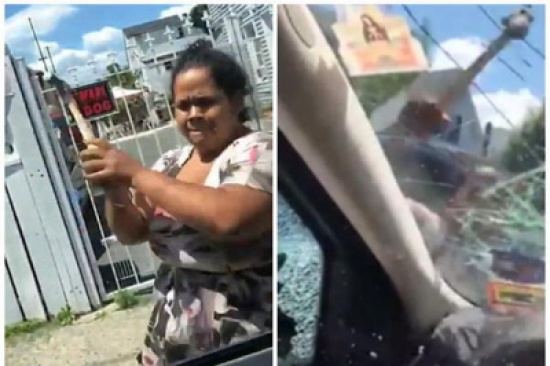 بالفيديو: سيدة تحطم زجاج سيارة بمطرقة للانتقام من زوجها