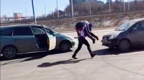 بالفيديو: شاهد ماذا فعلت أقوى امرأة في سيبيريا بسائق مشاكس بالفيديو: شاهد ماذا فعلت أقوى امرأة في سيبيريا بسائق مشاكس