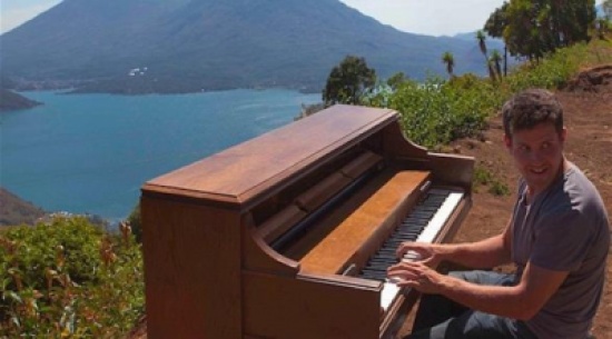 بالصور /  هذا الشاب ترك عمله ويسافر حول العالم مع بيانو وكلب