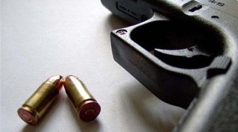 معلمة أمريكية تطلق النار بطريق الخطأ على ساقها