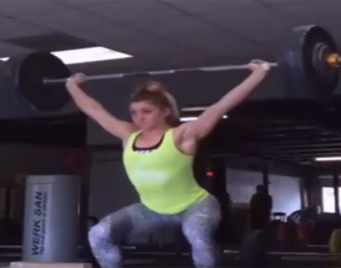 بالفيديو.. فتاة حسناء تتعرض لموقف محرج أثناء ممارستها رفع الأثقال