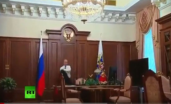 فيديو : شاهد مكتب بوتين في الكريملين والمسافة التي تفصله عن الباب