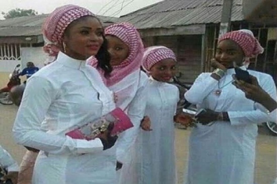 أفريقيات يظهرن بالزي الرجالي السعودي في بلادهن أفريقيات يظهرن بالزي الرجالي السعودي في بلادهن