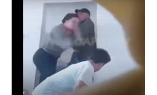 فيديو صادم.. "زوجة بلا قلب" تعتدي وحشيًا على نجل زوجها المعاق أمام والده في المغرب فيديو صادم.. "زوجة بلا قلب" تعتدي وحشيًا على نجل زوجها المعاق أمام والده في المغرب