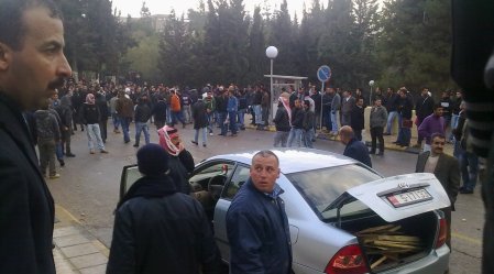 مشاجرة بين عشيرتين أمام كلية الأعمال بالأردنية مشاجرة بين عشيرتين أمام كلية الأعمال بالأردنية