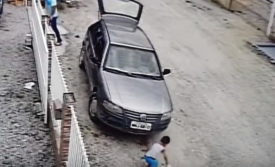 فيديو صادم لطفل كاد أن يُطحن بعجلات السيارة ونجا بأعجوبة فيديو صادم لطفل كاد أن يُطحن بعجلات السيارة ونجا بأعجوبة