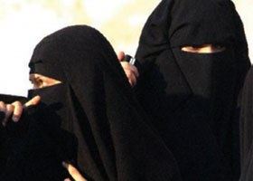 السعودية : أخ يطرد شقيقتيه الجامعيتين ويجبرهما على الإقامة بالحرم