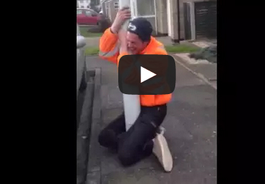 شاهد.. شاب يقع في ورطة لم يكن يتوقعها