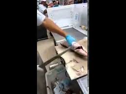 شاهد مهارة عامل في تقطيع السمك‬