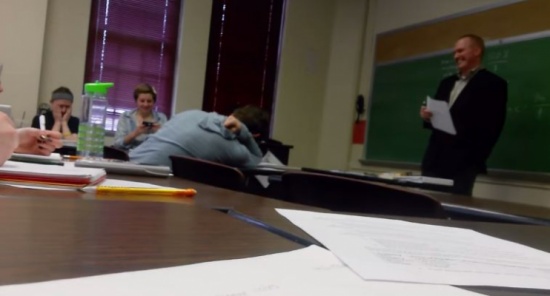 شاهد.. طلاب ينفذون مقلبًا في أستاذ جامعي