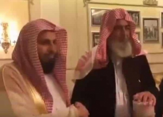 بالفيديو: إمام المسجد الحرام يلتقي شيخه الباكستاني الذي حفظ القرآن على يديه ويكرّمه بالفيديو: إمام المسجد الحرام يلتقي شيخه الباكستاني الذي حفظ القرآن على يديه ويكرّمه