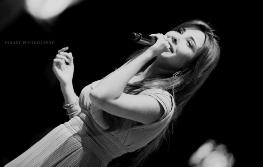 بالصور: نانسي تحيي حفلا غنائيا في قبرص بإطلالة رقيقة وناعمة