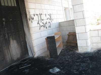 مستوطنون يضرمون النار في منزل في قرية فلسطينية مستوطنون يضرمون النار في منزل في قرية فلسطينية