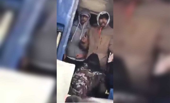 بالفيديو.. عربي يشهر سكيناً ليركب القطار ويعبر الحدود رغماً عن الأمن الأوكراني