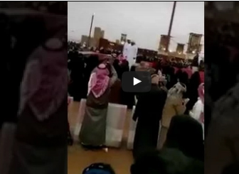 بالفيديو.. رشاش آلي يسقط فوق رأس امرأة أثناء عرض في الجنادرية