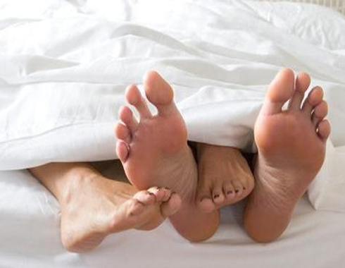 عمان " متمارض" يحجز جناحا في مستشفى خاص لممارسة الرذيلة مع عشيقته