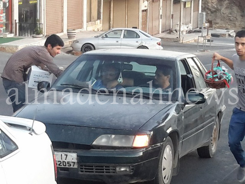 بالصور : شبان وشابات يوزعون طعام الافطار على سكان جرش بالصور : شبان وشابات يوزعون طعام الافطار على سكان جرش