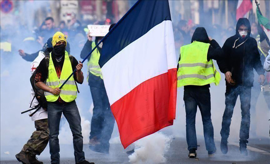 فرنسا.. مواجهات بين الشرطة و"السترات الصفراء" في باريس فرنسا.. مواجهات بين الشرطة و"السترات الصفراء" في باريس