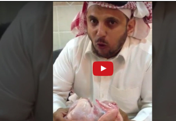 شاهد..  لقطات مثيرة لرجل يأكل دجاجة نيئة