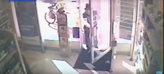 بالفيديو: 4 موظفات يحتجزن لصاً حتى وصول الشرطة