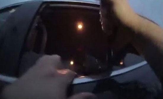 بالفيديو: إنقاذ امرأة غرقت سيارتها في بحيرة بسبب غفوة أثناء القيادة