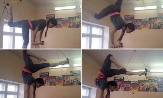 شاهد.. فتاة روسية تسدد السهام باستخدام قدميها