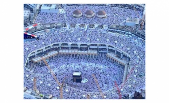 الحرم المكي يمتلئ بكل جنباته بالمصلين في ليلة القدر