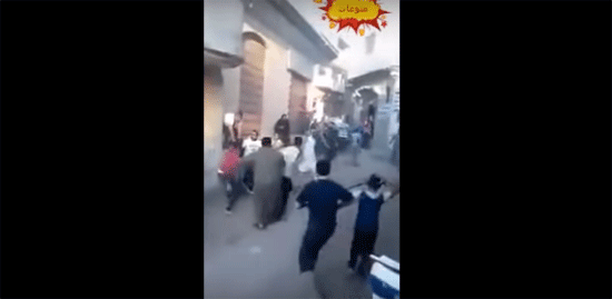 بالفيديو.. شاب يعتدي على امرأة في مشاجرة بالأسلحة البيضاء !