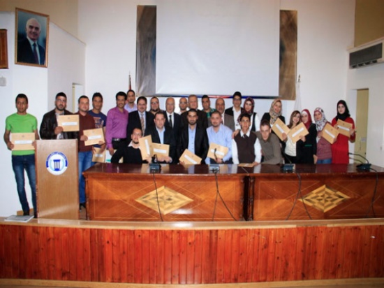 العلوم الإدارية والمالية في فيلادلفيا تكرم طلبتها المتفوقين