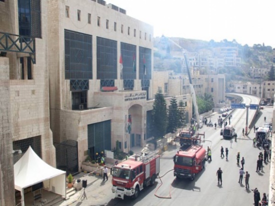 الدفاع المدني يجري حادث وهمي مفترض على مبنى البنك المركزي