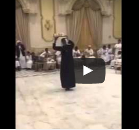 شاهد.. خادم يسبب كارثة في حفل بالسعودية