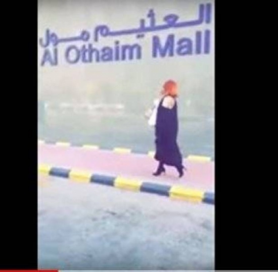 بالفيديو...شاب يثير غضب الشارع السعودي لارتدائه زيا نسائيا! بالفيديو...شاب يثير غضب الشارع السعودي لارتدائه زيا نسائيا!