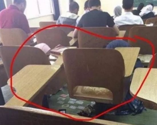 طالبات أردنيات يشعلن غضب رواد مواقع التواصل الاجتماعي بهذه الصورة طالبات أردنيات يشعلن غضب رواد مواقع التواصل الاجتماعي بهذه الصورة