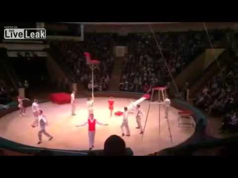 شاهد.. سقوط خطير للاعبة سيرك أثناء تقديم فقرتها